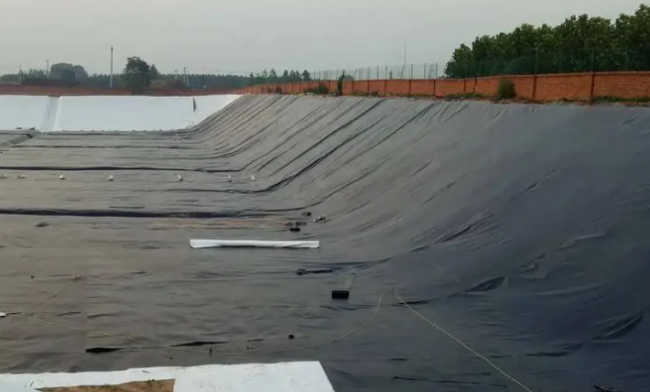 魚塘里用土工膜做防滲層需不需要回填土壤？