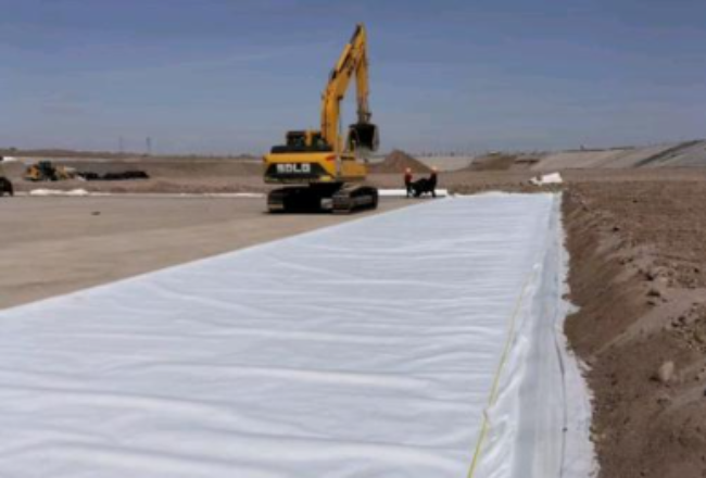 土工布與土工格柵哪種更適合用于土石坡防護？