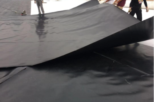 EVA土工膜邊坡固定，防止滑移，確保工程穩(wěn)定性！