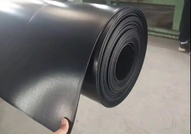 土工膜有一定的彈性和伸縮性，適應(yīng)不同地形和施工條件的要求！