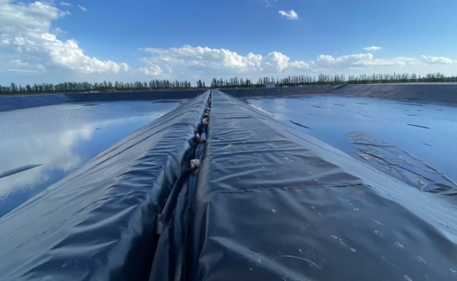 鹽場(chǎng)結(jié)晶池用EVA土工膜：有極強(qiáng)的耐鹽堿性能！